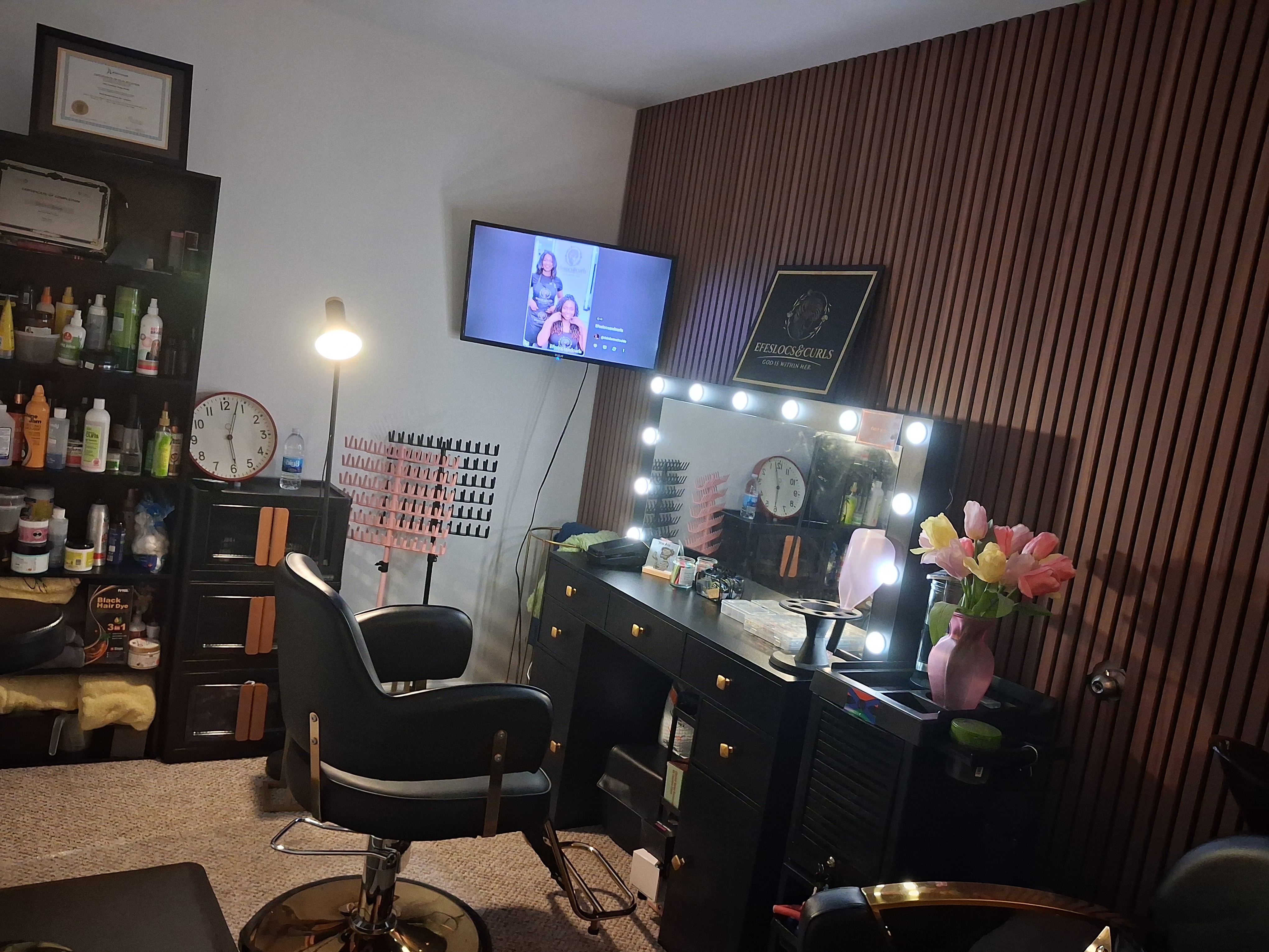 Inside efeslocsandcurls